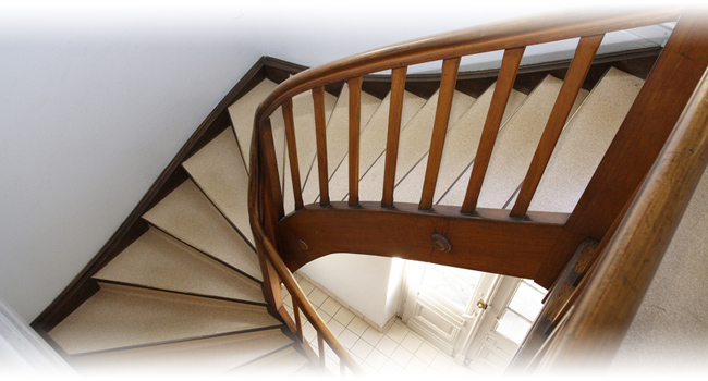 Nowoczesne schody drewniane – najważniesze etapy realizacji
